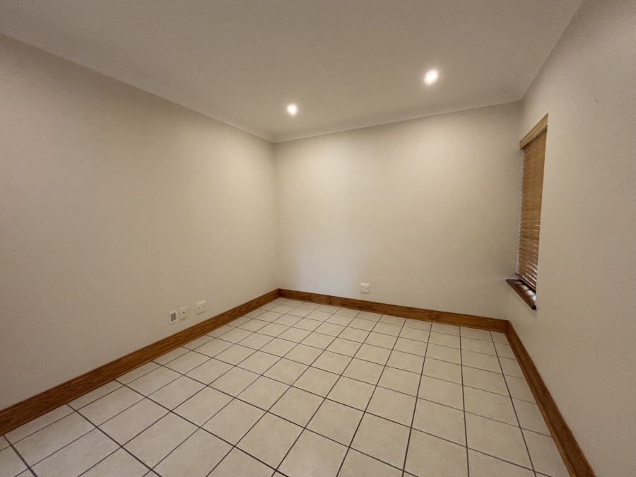 To Let 4 Bedroom Property for Rent in Summerstrand Eastern Cape